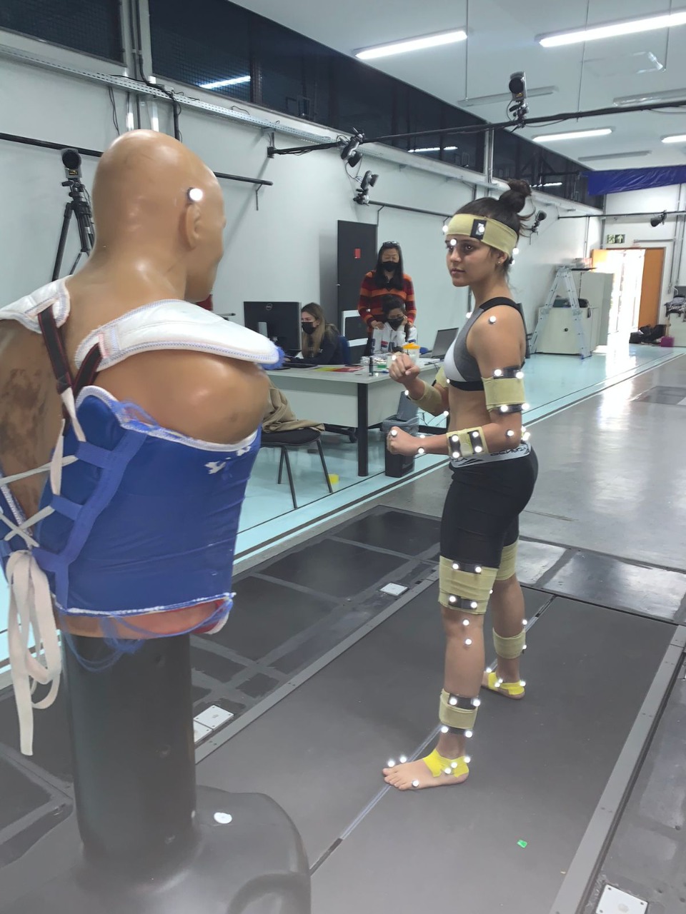 Análise cinemática 3D de atleta de Taekwondo com marcadores reflexivos em laboratório da UFMG.
