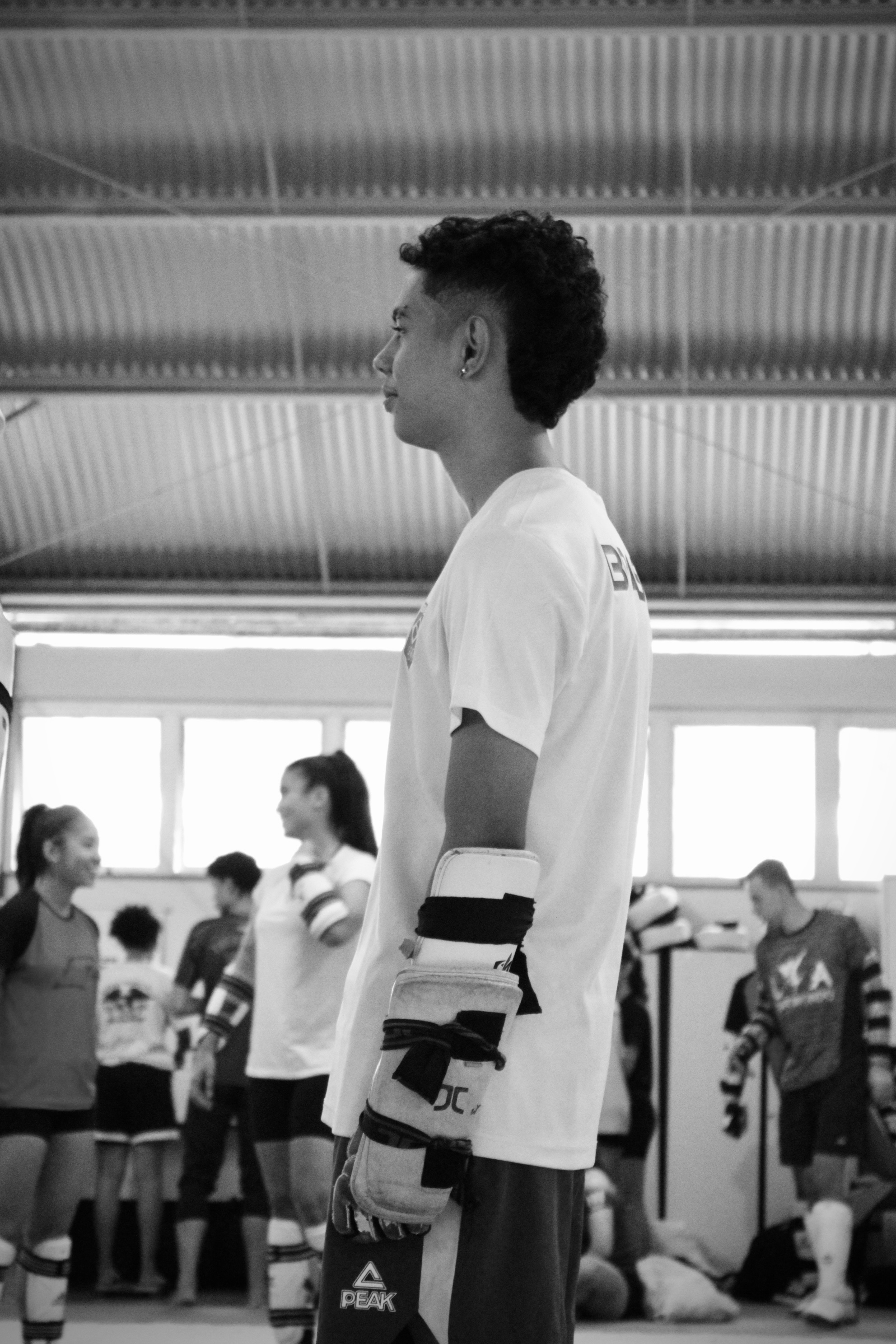 Atleta com equipamento completo de kyorugui em foto artística em preto e branco.